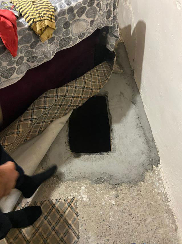 Manisa'da aranan şüpheli kanepenin altında saklandığı çukurda yakalandı - Resim: 0