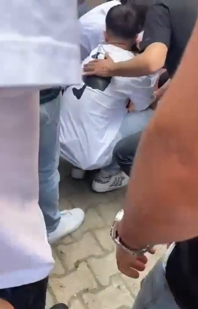 Karne günü okulda akılalmaz olay: Silahı belinden çıkardı, müdürü görünce olanlar oldu! - Resim: 2