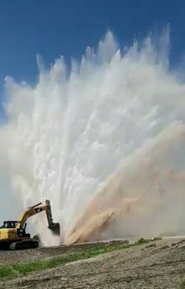 Tekirdağ'da boru patladı Su metrelerce yükseğe fışkırdı - Resim: 1
