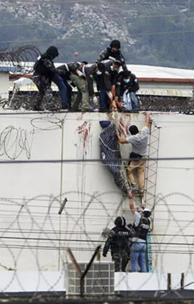 Cezaevinde kanlı çatışma! 68 mahkum öldü cesetleri böyle taşındı - Resim: 0
