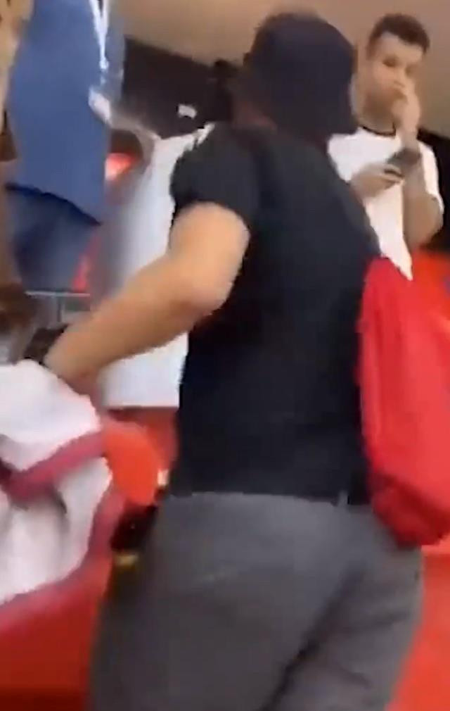 Dünya Kupası'ndan elenen Almanları Mesut Özil ile çıldırttılar! O poster tribinü birbirine kattı - Resim: 2