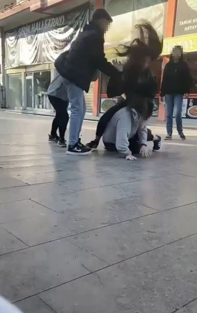 Antalya'da kız kavgası! Saç saça baş başa girdiler, tekme tokatlar havada uçuştu - Resim: 2