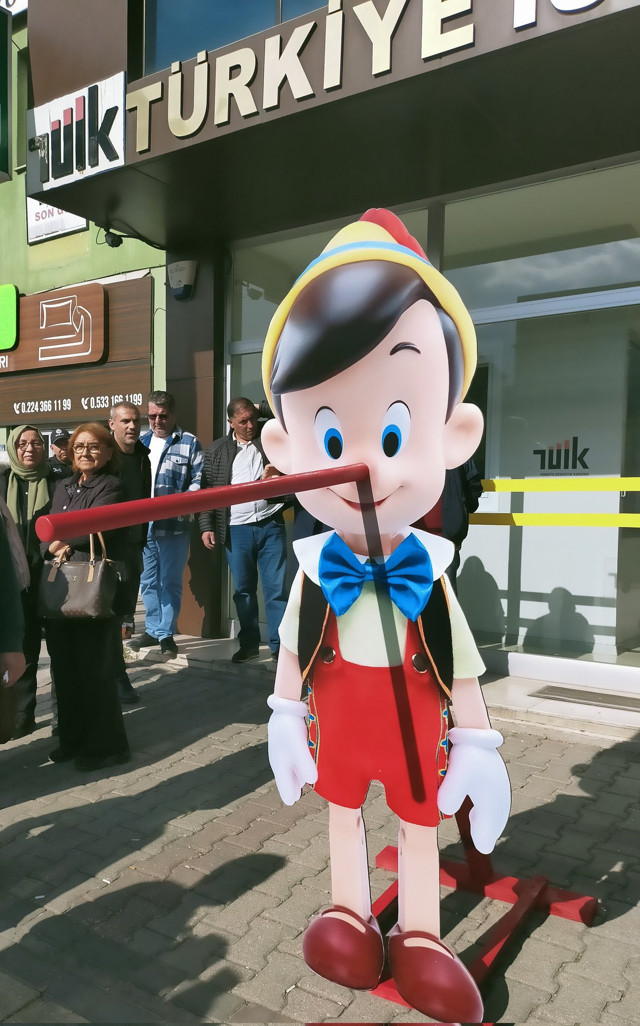 İYİ Partililer TÜİK'in kapısına Pinokyo bıraktı! - Resim: 0