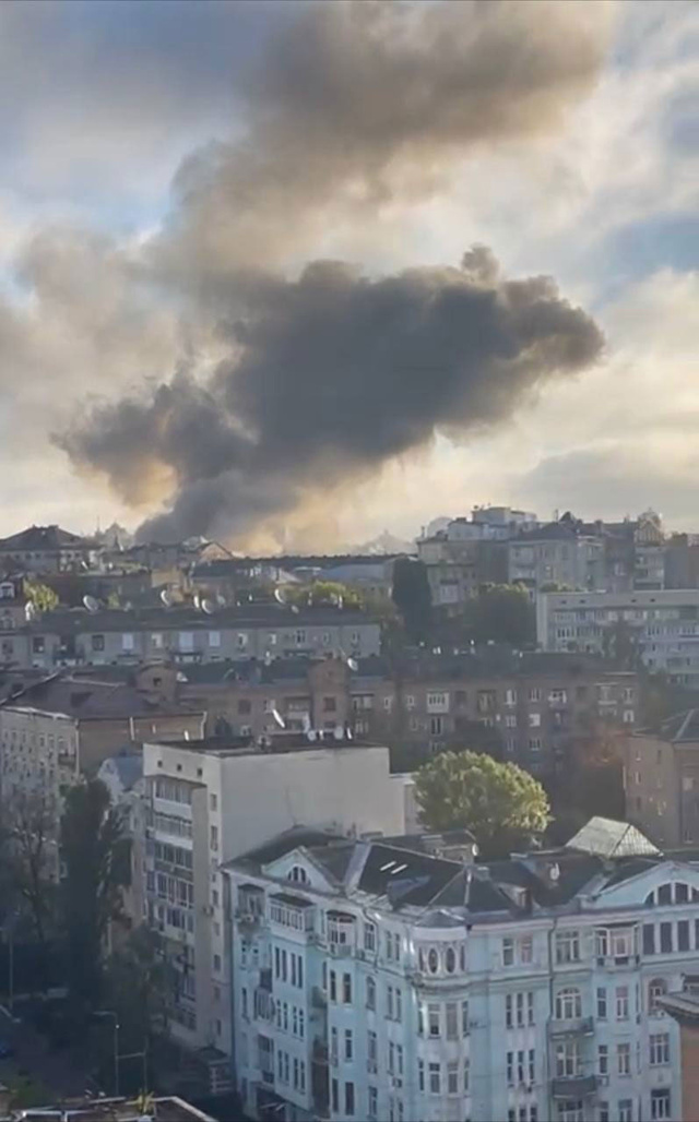 Kiev'de peş peşe patlamalar ölü ve yaralı sayısı yükseldi saldırıya canlı yayında böyle yakalandı - Resim: 0