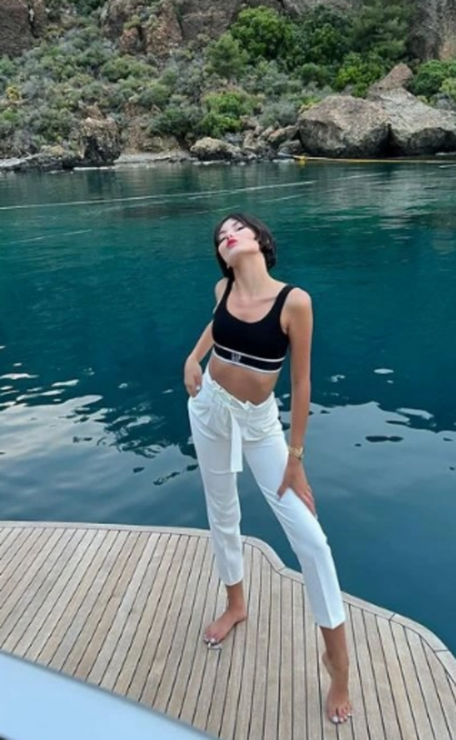 Bahar Candan yine pes dedirtti bacaklarını yana açıp bikinisiyle poz verdi! - Resim: 2