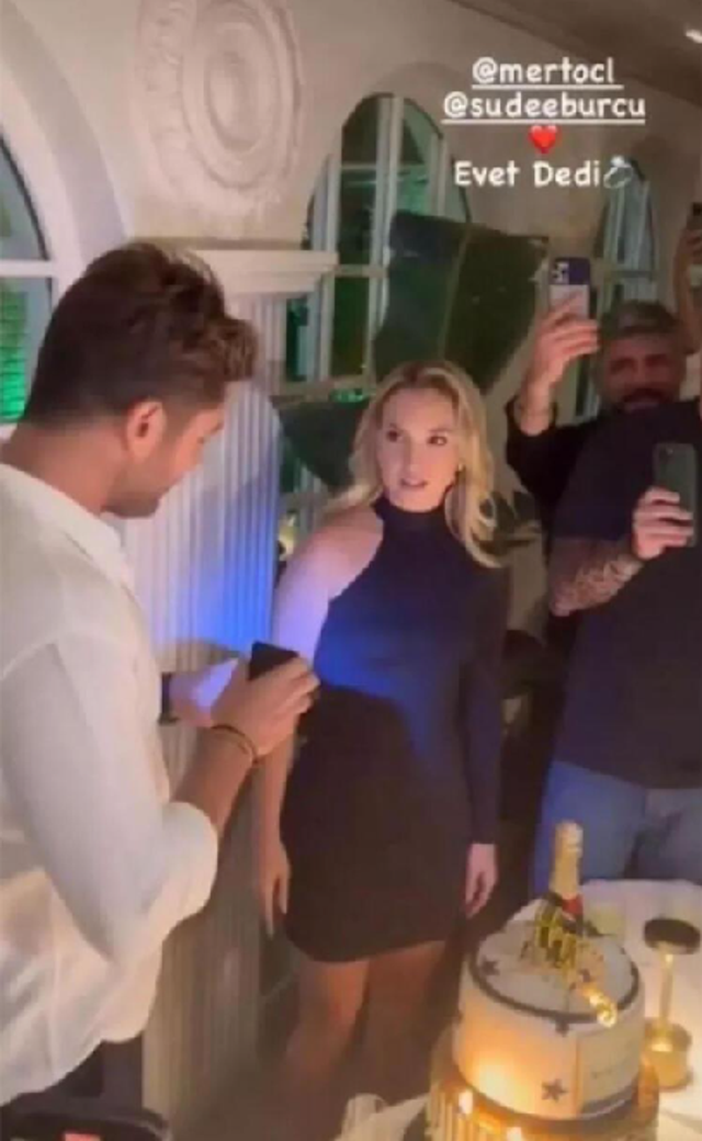 Aşkları Survivor'a damga vurmuştu! Evlilik için ilk adım atıldı: Mert Öcal ile Sude Burcu çifti nişanlandı! - Resim: 1