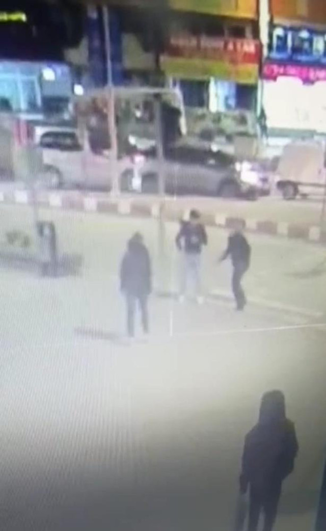Bıçaklı kavganın görüntüleri ortaya çıktı! Cinayet anı kamerada: Saniyeler içinde yere yığıldı! - Resim: 1