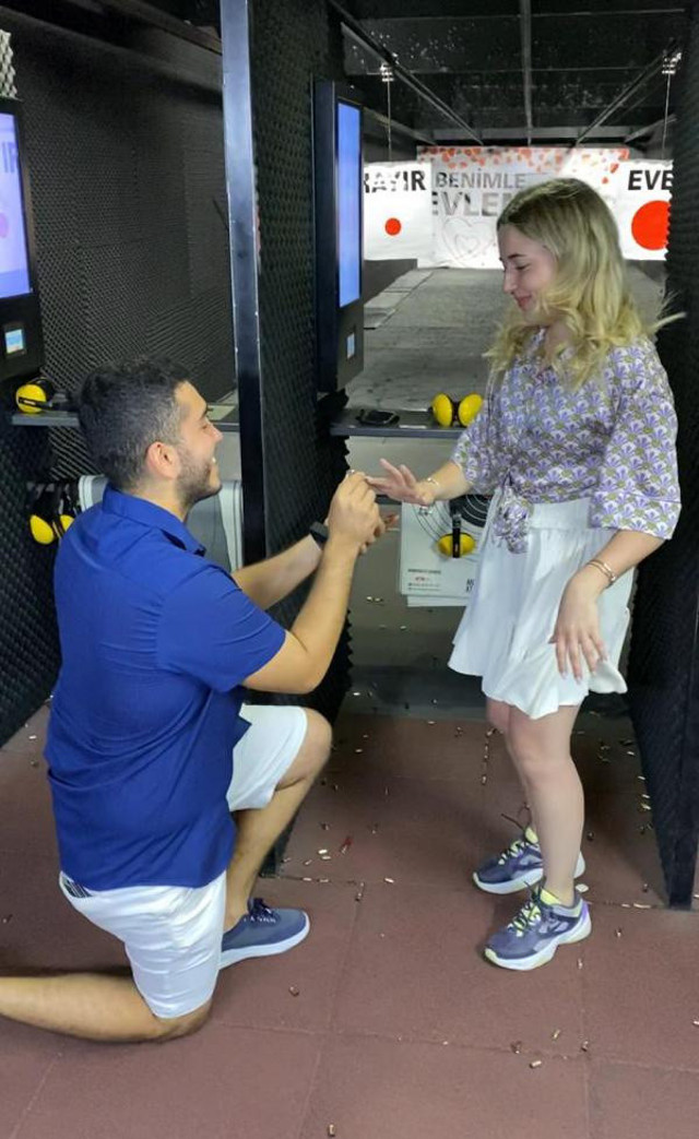 Antalya'da 'bu kadar da olmaz' dedirten evlilik teklifi! 'Evet' hedefine ateş ederek kabul etti - Resim: 2