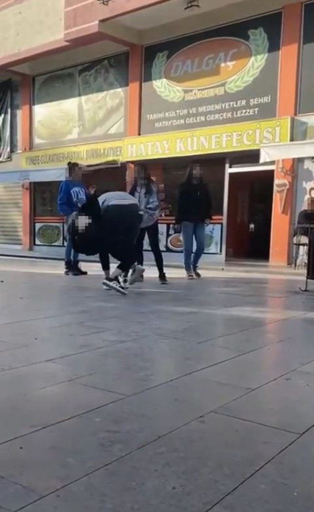 Antalya'da kız kavgası! Saç saça baş başa girdiler, tekme tokatlar havada uçuştu - Resim: 1