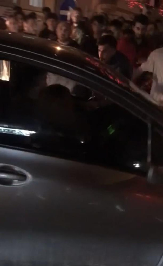 Öfkeli sürücü dehşet saçtı! Kutlama yapan Galatasaray taraftarlarının arasına daldı: 2 kişi yaralandı - Resim: 2