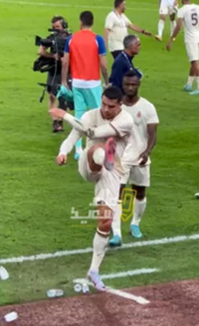 Ronaldo'yu delirten tezahürat! Su şişelerini tekmeledi tribünlere hareket çekti - Resim: 0