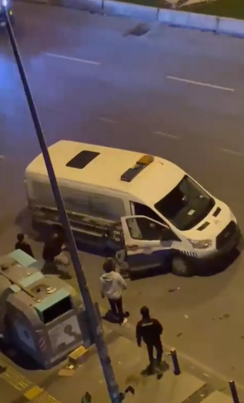 Göztepe Altay maçı korkunç bitti kaleci dövüldü fişek ateşlendi sokaklara taşan kavgalar çıktı - Resim: 5