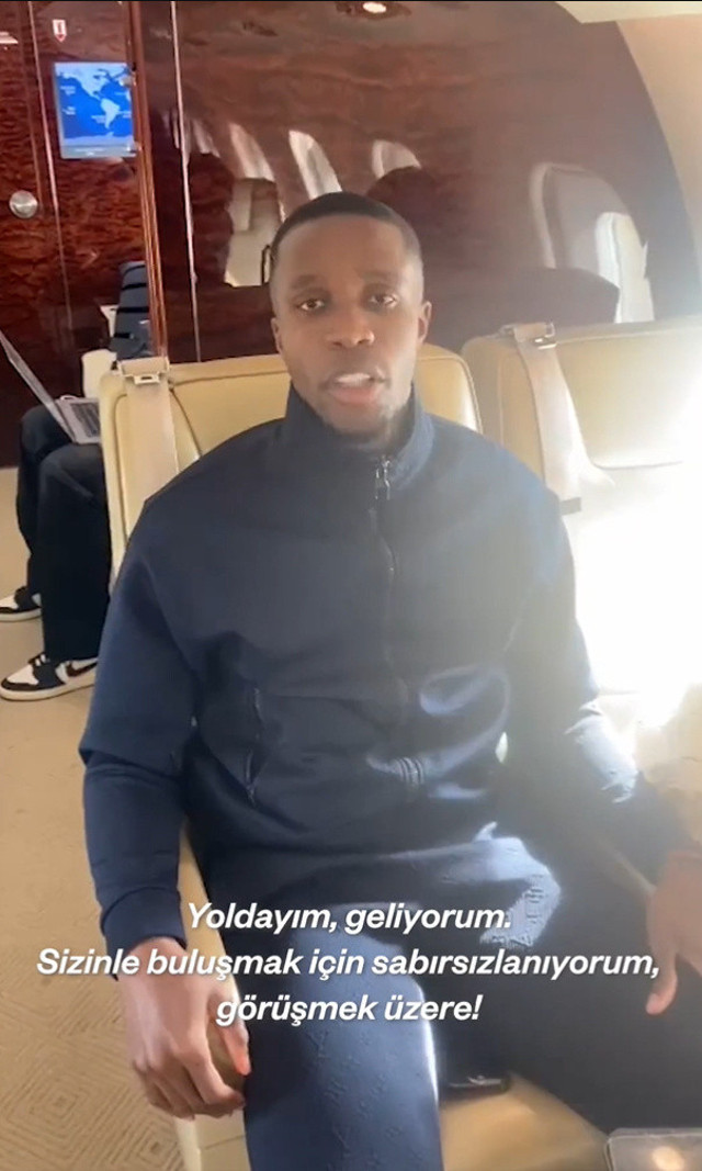 Galatasaray'ın yeni transferi Wilfried Zaha İstanbul'a geldi! Taraftarlara üçlü çektirdi... - Resim: 0