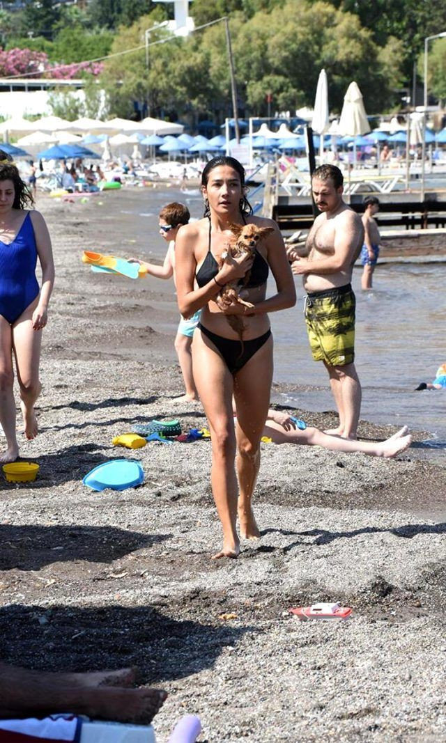 Aybüke Pusat halk plajında görüntülenince küplere bindi bakın neler yaptı - Resim: 2