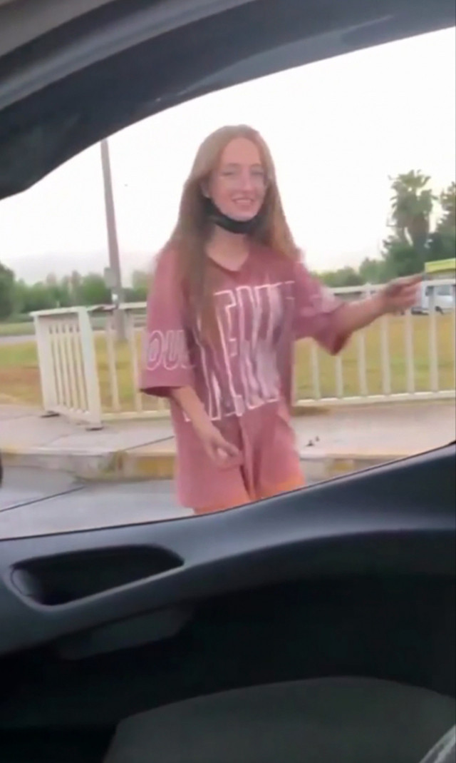 Antalya'da patenli genç kızların tehlikeli oyunu: Size geçelim mi? - Resim: 1