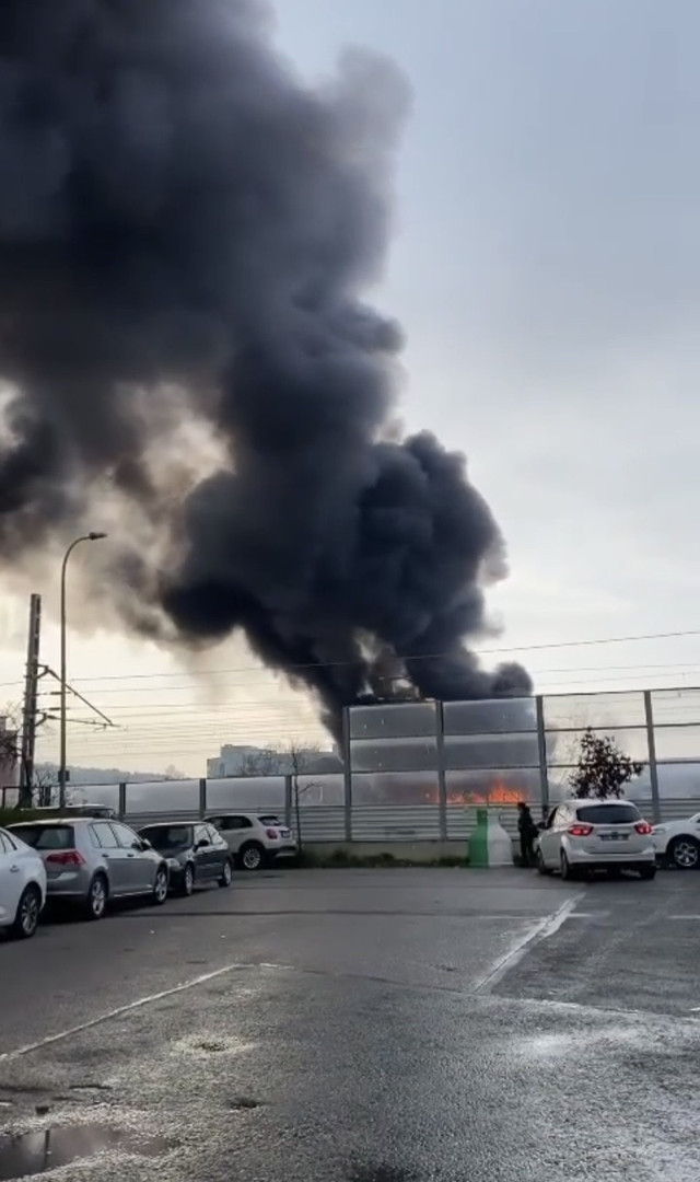 Maltepe'de geri dönüşüm tesisinde yangın çıktı - Resim: 0