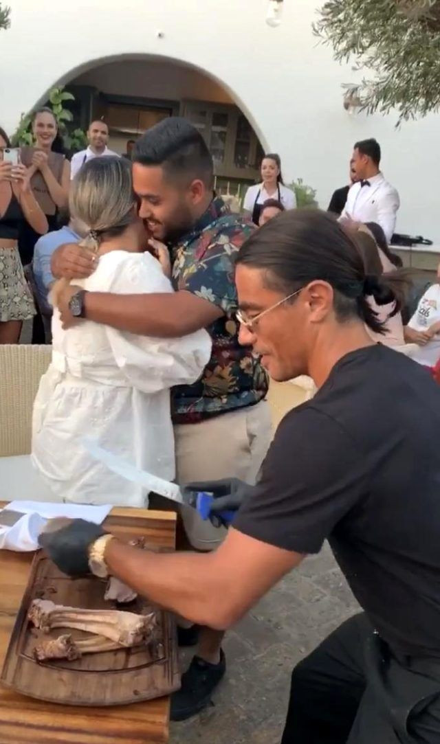 Nusret Gökçe'nin restorantında ilginç evlilik teklifi! Kaburganın üzerinde tektaş - Resim: 4