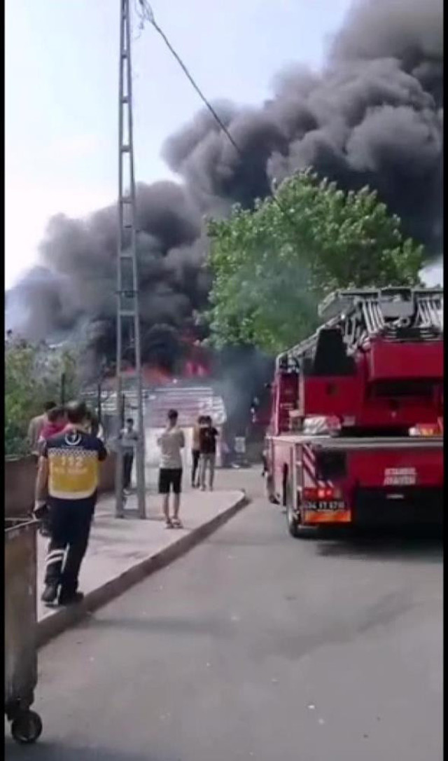 Pendik’te hurda deposunda yangın: Malzemeler alev alev yandı, patlama sesleri duyuldu! - Resim: 1