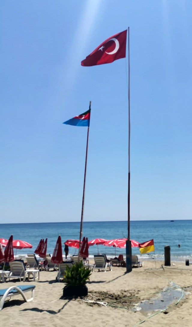 Afganların, Alanya plajına bayraklarını diktiği görüntüyle ilgili Valilikten açıklama - Resim: 1