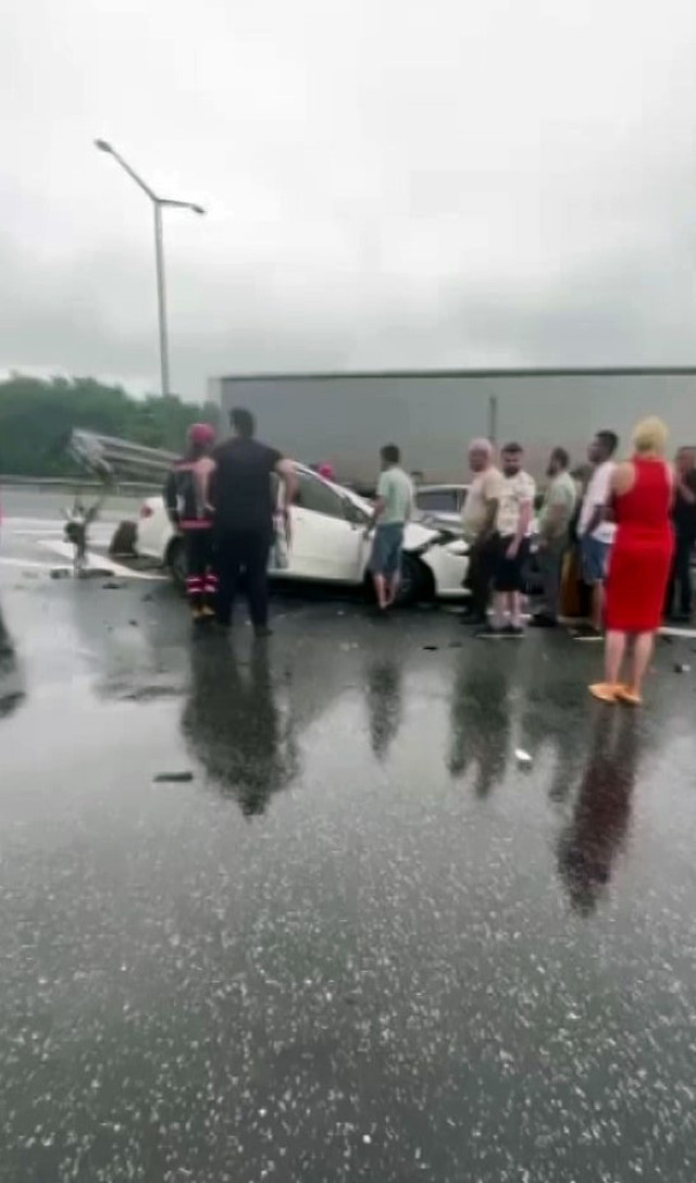 Anadolu Otoyolu’nda korkunç kaza! Bariyerlere ok gibi saplandı: 3 kişi yaralandı - Resim: 1