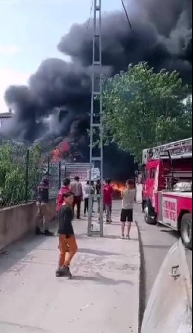 Pendik’te hurda deposunda yangın: Malzemeler alev alev yandı, patlama sesleri duyuldu! - Resim: 2