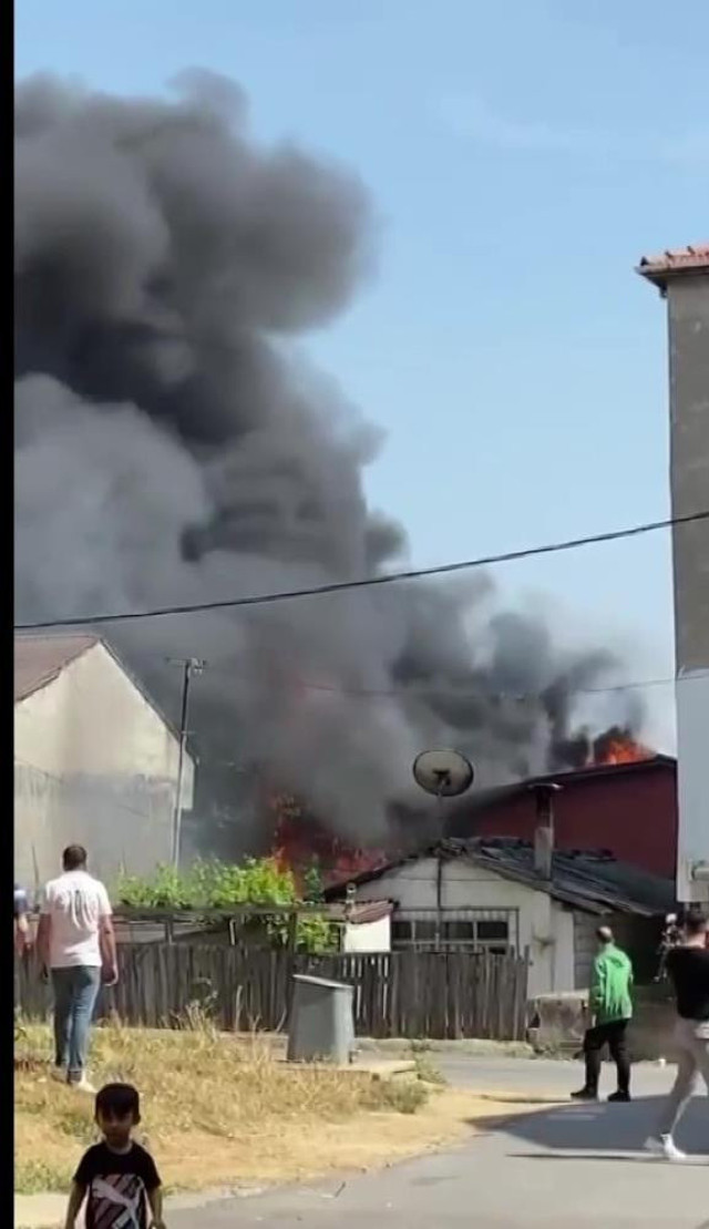 Pendik’te hurda deposunda yangın: Malzemeler alev alev yandı, patlama sesleri duyuldu! - Resim: 3