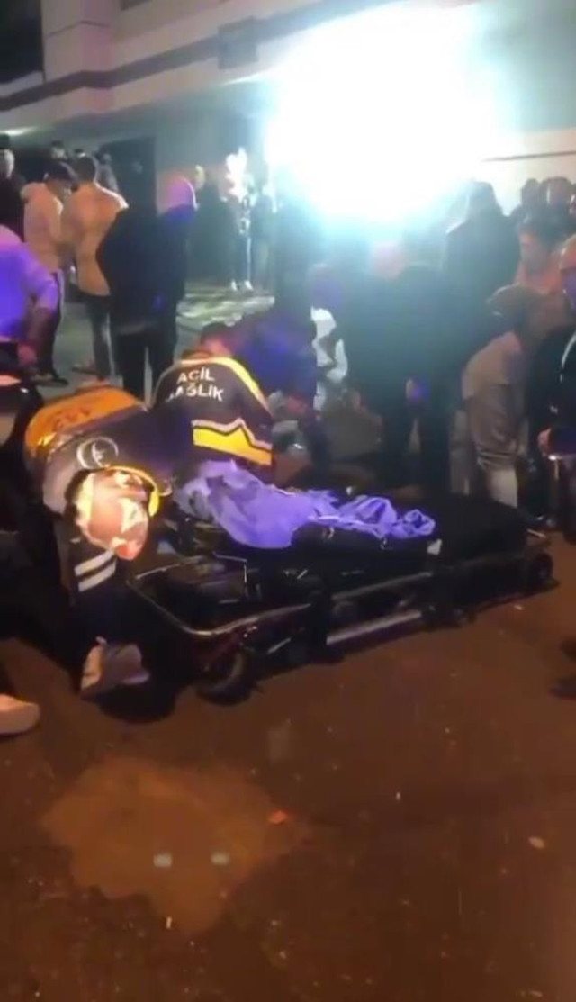 İstanbul'da el freni çekilmeyen araç dehşet saçtı! Halay çekenlerin arasına daldı: Ölü ve yaralılar var - Resim: 0