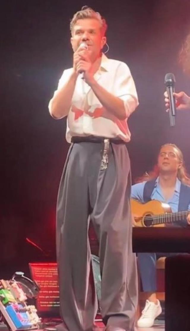 Kenan Doğulu sahne kostümüyle dillere düştü! Pantolonuna yorum yağdı "dedemin donuna benziyor" - Resim: 0