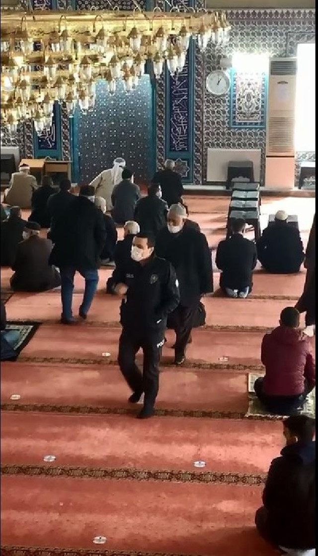 Sultangazi'de karantinada olması gerekirken cuma namazına gitti! Camiden polis çıkardı - Resim: 0