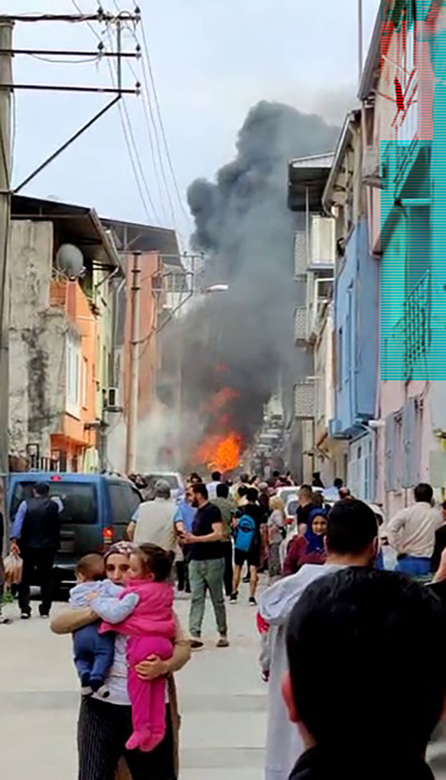 Bursa'da evlerin üzerine uçak düştü! Korkunç görüntüler ve acı haberler geliyor - Resim: 0