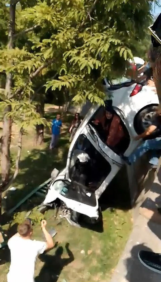 Düğüne giden aile ölümden döndü! Araçları şarampole uçtu: 3 yaralı - Resim: 0