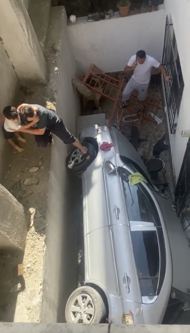 İstanbul’da arabanın el frenini indiren çocuklar apartman boşluğuna uçtu! İşte kaza anı... - Resim: 1