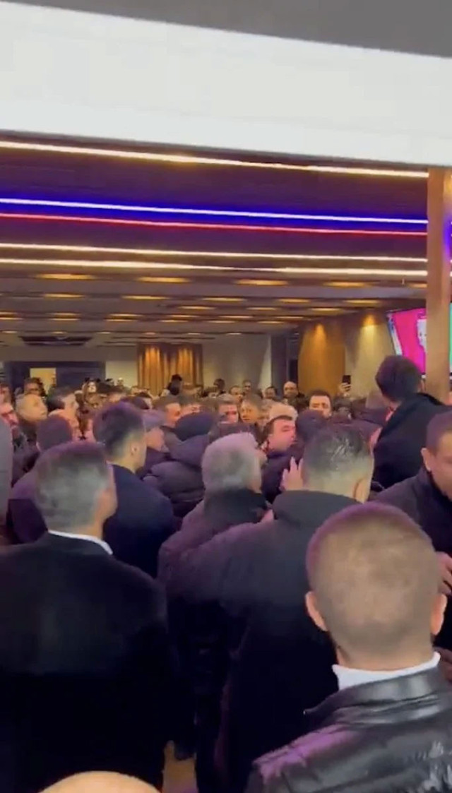 Derbinin devre arasında iki takımın yöneticileri arasında kavga çıktı - Resim: 0