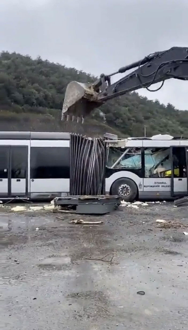 İBB'den tepki çeken hareket! Kepçe ile metrobüs parçaladılar - Resim: 0
