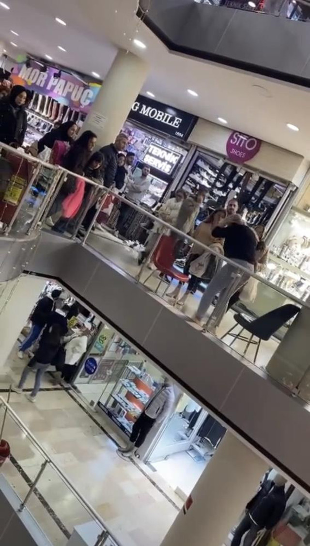 Sinir krizi geçiren kadın pasajı birbirine kattı! Küfürler etti, saçını başını yoldu! - Resim: 1