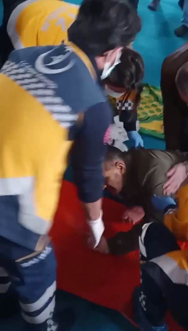 Sakarya'da hutbeyi dinlerken ağzından ve burnundan kan geldi yere yığıldı - Resim: 0