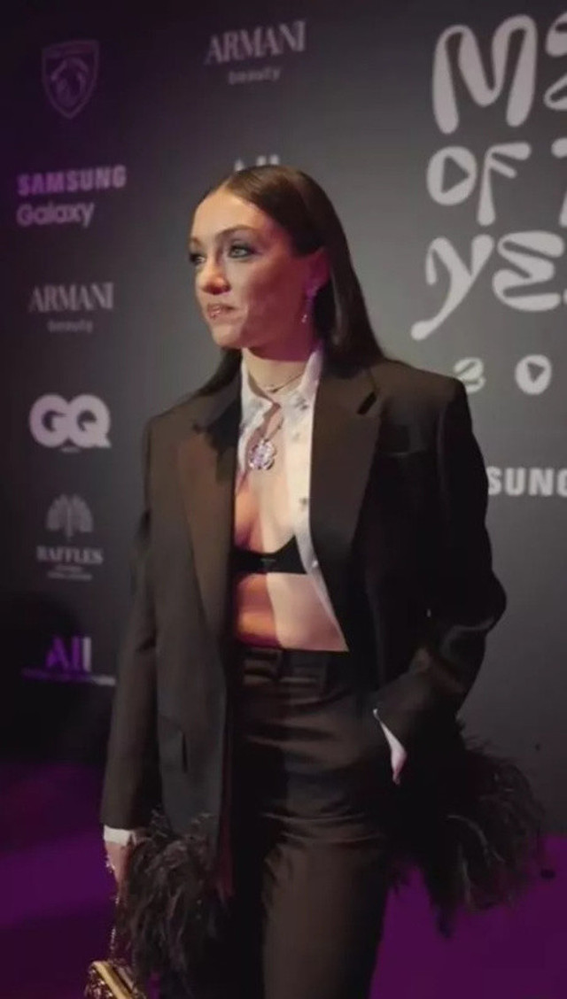 Merve Dizdar gömlek sütyen kombini ile büyüledi! - Resim: 1