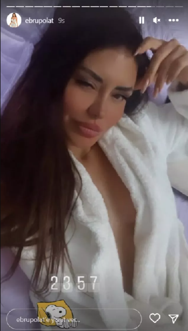 Ebru Polat yine sahnede! Yer yerinden oynadı, bornozlu paylaşımıyla parmak ısırttı! - Resim: 1