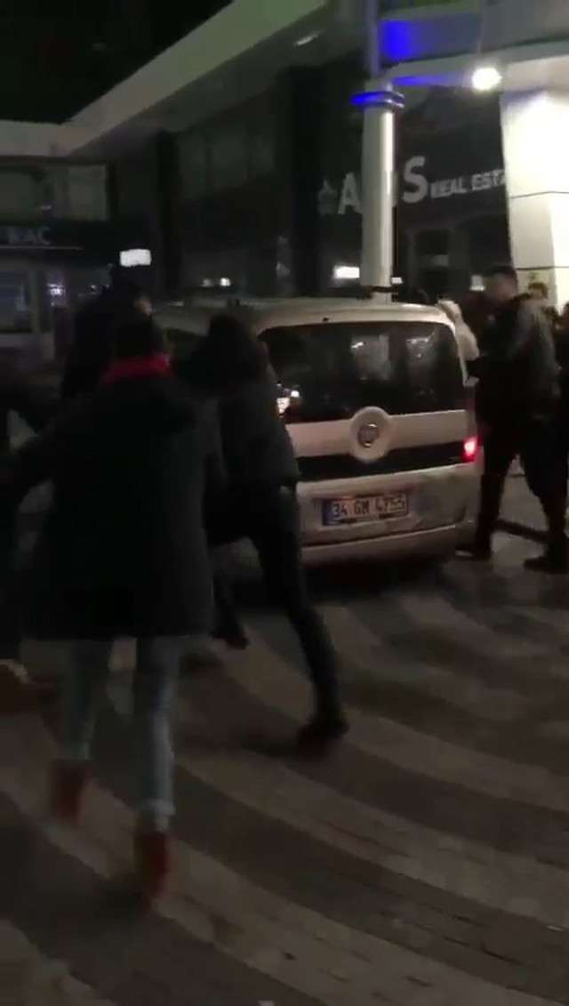 Esenyurt'ta köpeğe şiddet: Tasma ipiyle defalarca vurdu, hayvanseverlerin elinden zor kurtuldu - Resim: 1