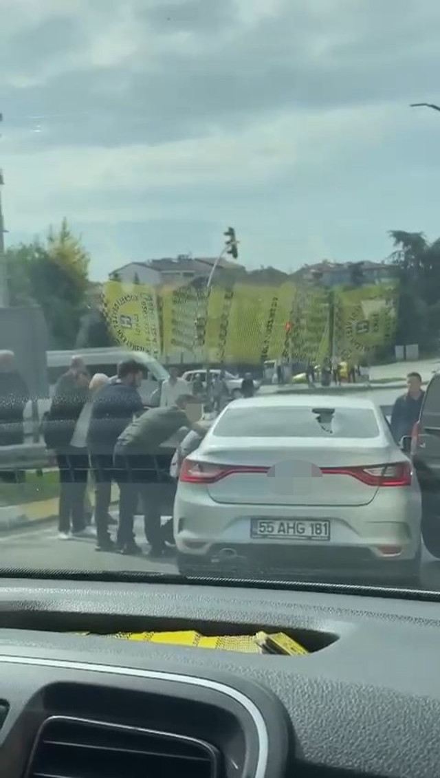 Kocaeli'de trafikte kavga çıktı, araçtan sopa ile inip dehşet saçtılar! O anlar saniye saniye kamerada - Resim: 0