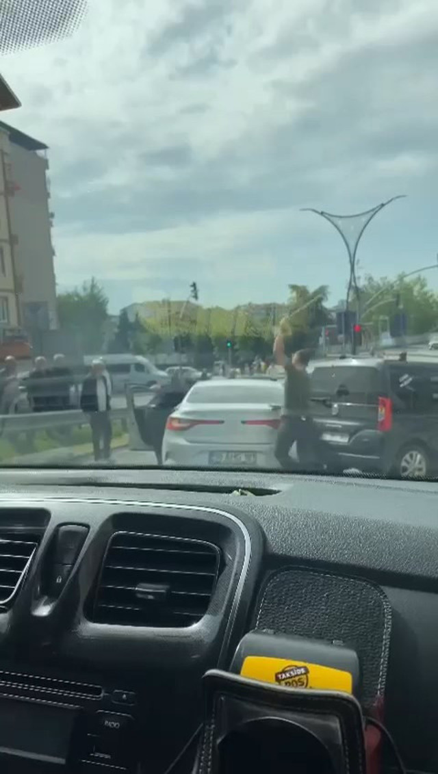 Kocaeli'de trafikte kavga çıktı, araçtan sopa ile inip dehşet saçtılar! O anlar saniye saniye kamerada - Resim: 1