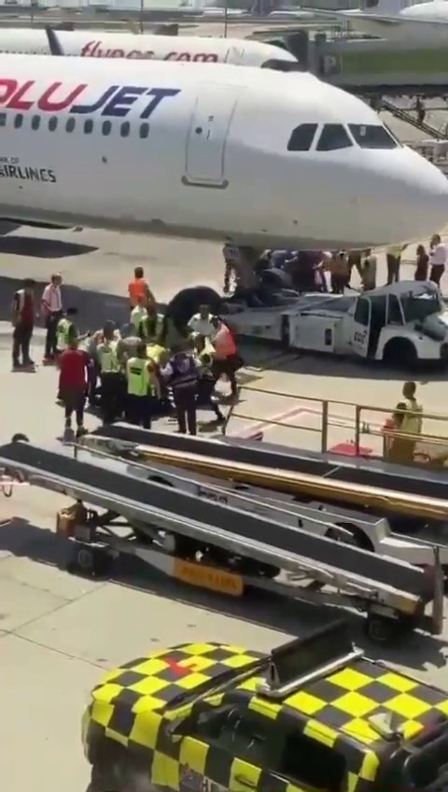 Sabiha Gökçen'de hareketli dakikalar: Uçağı kaçıran baba-oğul aprona atladı, ortalığı birbirine kattı! - Resim: 2