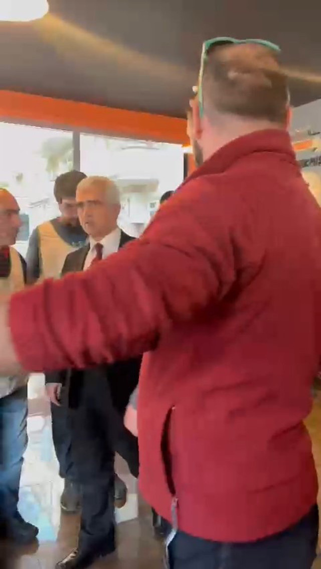 HDP'li Ömer Faruk Gergerlioğlu’na sert tepki! Mahalleli görünce çılgına döndü karakola sığındılar - Resim: 0