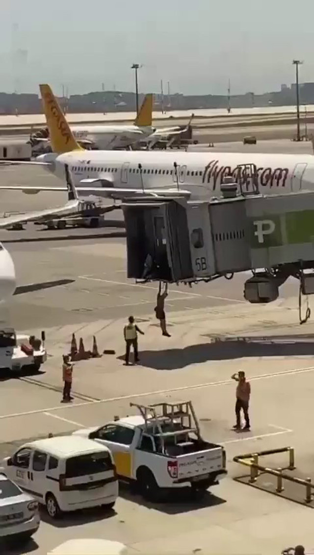 Sabiha Gökçen'de hareketli dakikalar: Uçağı kaçıran baba-oğul aprona atladı, ortalığı birbirine kattı! - Resim: 0