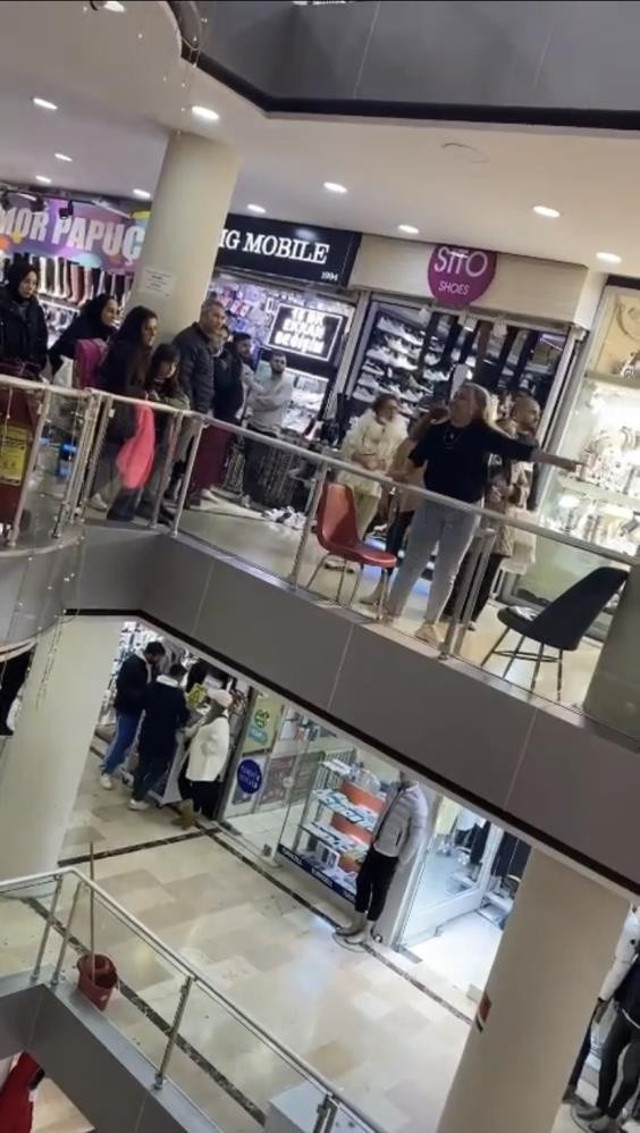 Sinir krizi geçiren kadın pasajı birbirine kattı! Küfürler etti, saçını başını yoldu! - Resim: 0