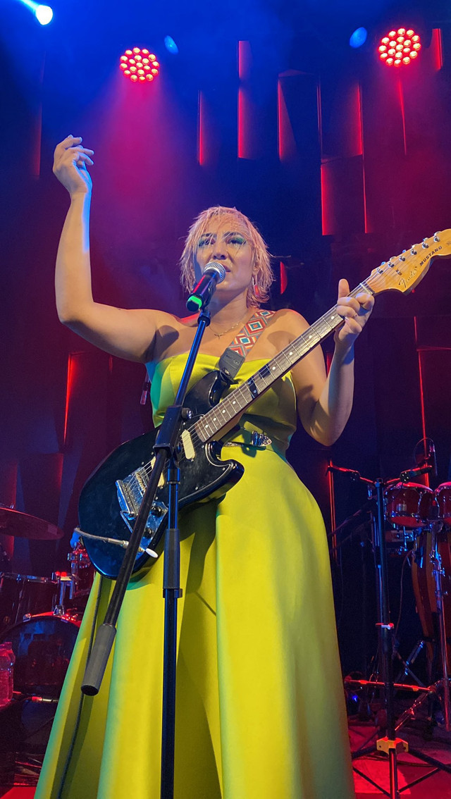 Kalben sahnede kendinden geçti! Dans hareketleri ve dekoltesi sosyal medyada viral oldu: "Bilmiyorum ama 10 kez izledim" - Resim: 1