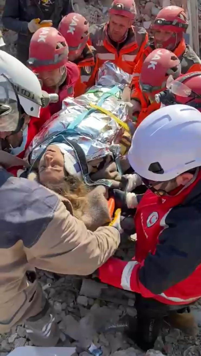 Deprem felaketinde 8. gün! Can kaybı artıyor, mucizeler sürüyor! Dakika dakika son bilgiler - Resim: 0