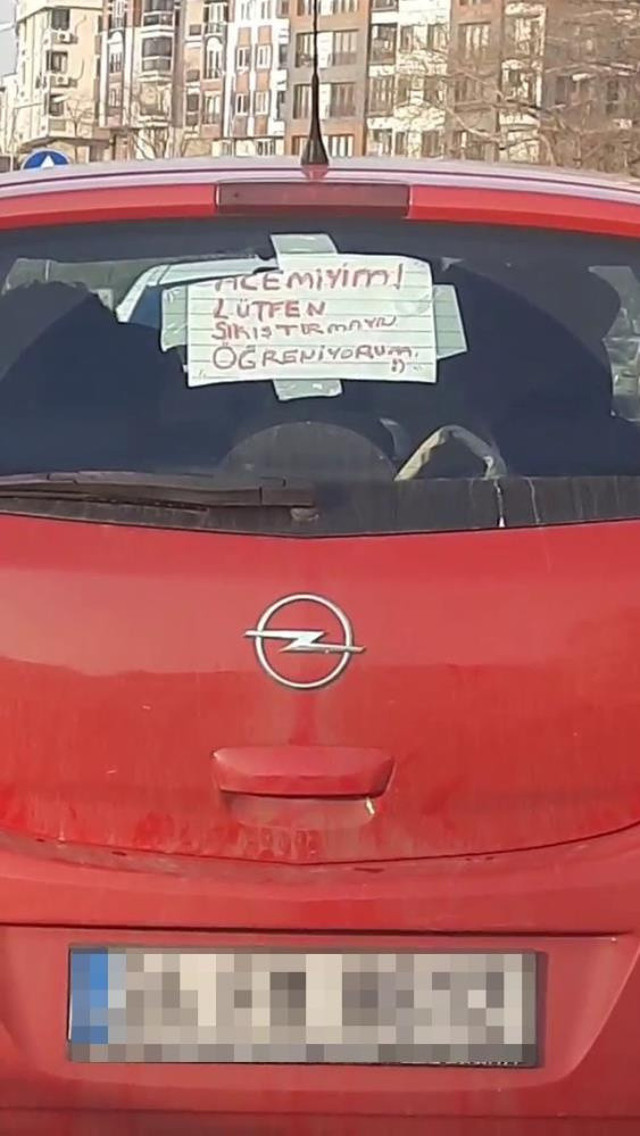 İstanbul'da şaşırtan görüntü! Aracına "Acemiyim, lütfen sıkıştırmayın öğreniyorum" yazdı, trafiğe çıktı - Resim: 0