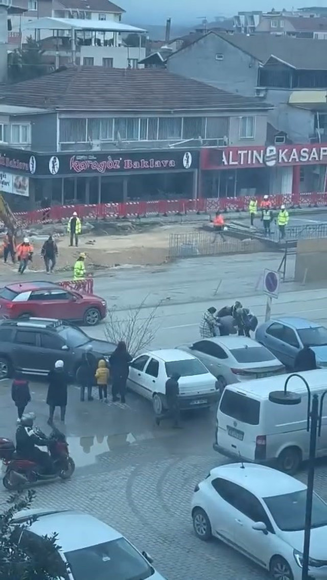 Bursa'da husumetli sürücüler ortalığı birbirine kattı! Önce çarpıştılar, sonra tekme tokat kavga ettiler! - Resim: 0