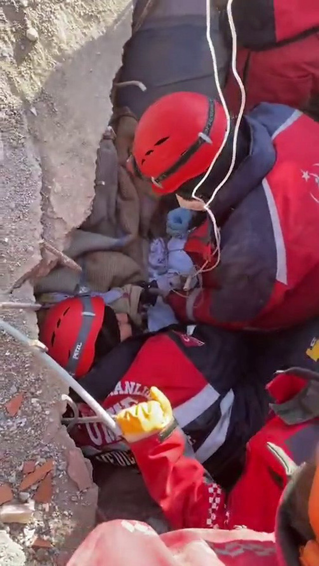 Depremin 222. saatinde Melike İmamoğlu Kahramanmaraş'taki enkazdan sağ çıkarıldı - Resim: 0